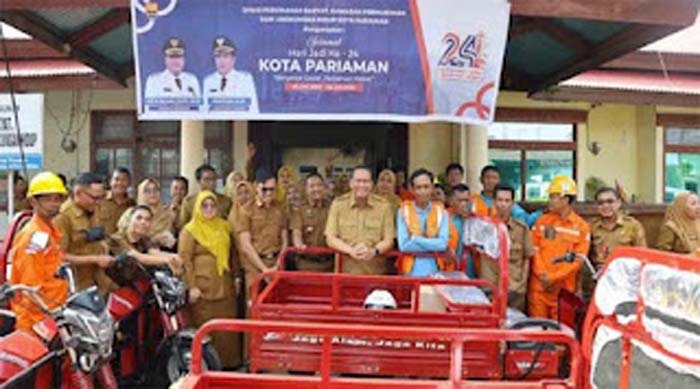 Wali Kota Pariaman Yota Balad menyerahkan 7 armada baru pengangkut sampah.