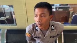 Seorang pemuda nekat menyamar sebagai polisi.
