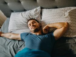 5 Peregangan Setelah Bangun Tidur yang Bikin Tubuh Lebih Segar dan Tidak Kaku