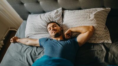 5 Peregangan Setelah Bangun Tidur yang Bikin Tubuh Lebih Segar dan Tidak Kaku