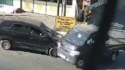 Mobil Daihatsu Xenia dan Gran Max bertabrakan usai menerobos lampu merah