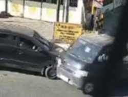 Nekat Terobos Lampu Merah, Xenia Picu Kecelakaan