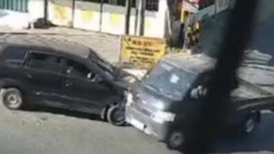 Mobil Daihatsu Xenia dan Gran Max bertabrakan usai menerobos lampu merah