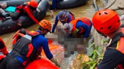 Jenazah Aiptu Sumaryanto ditemukan di Sungai Desa Tumbang Kalemei.