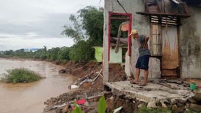Delapan Rumah di Kecamatan Batang Anai Ambruk Diterjang Abrasi