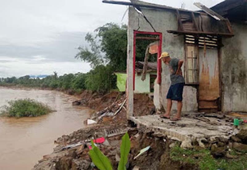 Delapan Rumah di Kecamatan Batang Anai Ambruk Diterjang Abrasi