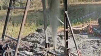 Sumur bor sedalam 100 meter mengeluarkan gas bercampur minyak.