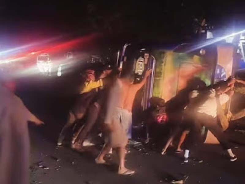 Bus Diduga Hilang Kendali, Terbalik di Jalan Adinegoro Padang