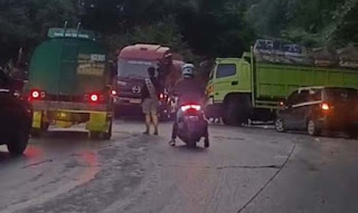 Truk Bermuatan Semen Gagal Nanjak dan Hantam Bukit di Sitinjau Lauik.