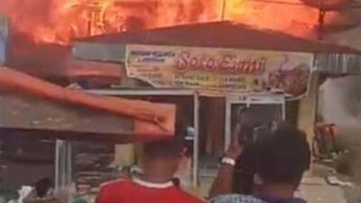 Padang Pariaman - Kebakaran besar melanda Pasar Kayu Tanam, Kabupaten Padang Pariaman, pada Rabu (22/7), mengakibatkan 15 unit toko hangus dilalap api. Peristiwa tersebut terjadi sekitar pukul 10.13 WIB dan menyebabkan aktivitas di kawasan pasar lumpuh sementara. Komandan Wilayah I Damkar Padang Pariaman, Satria Buana Putra, mengatakan titik api pertama kali diketahui berasal dari salah satu toko di area pasar. Dalam waktu singkat, kobaran api merambat ke bangunan lain yang berdempetan sehingga proses pemadaman menjadi lebih sulit. Setelah menerima laporan dari masyarakat, petugas pemadam kebakaran langsung diterjunkan ke lokasi. Lebih dari sepuluh unit armada pemadam bersama personel gabungan dikerahkan untuk mengendalikan kebakaran. Upaya pemadaman berlangsung hampir tiga jam hingga api akhirnya berhasil dipadamkan sekitar pukul 13.00 WIB. Meski menyebabkan kerusakan cukup besar, insiden tersebut tidak menimbulkan korban jiwa. Sementara itu, penyebab pasti kebakaran masih didalami oleh pihak kepolisian. Sebelumnya, kobaran api yang membesar di Pasar Kayu Tanam sempat menjadi perhatian masyarakat. Berdasarkan informasi yang dihimpun, api dengan cepat menghanguskan belasan toko sebelum akhirnya dapat dikendalikan oleh petugas. Rekaman video yang beredar di media sosial memperlihatkan asap hitam pekat membumbung tinggi dari kawasan pasar. Api terlihat membesar di antara deretan bangunan, sementara warga memadati tepi jalan untuk menyaksikan proses pemadaman. Ramainya warga yang berkumpul di sekitar lokasi juga sempat memengaruhi arus lalu lintas di sekitar pasar. Dalam video tersebut tampak sejumlah orang merekam kejadian dari kejauhan, sedangkan lainnya berusaha mendekati lokasi untuk mengetahui kondisi terkini saat kebakaran masih berlangsung.(des*)