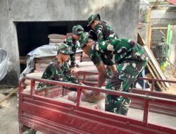 Prajurit dan Warga Kompak Angkut Semen