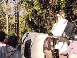 Daihatsu Ayla Tabrak Avanza hingga Terguling di Tikungan Bumi Nusantara Pangandaran