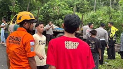 Tragis! Truk Muatan Besi Gagal Menanjak di Padang Pariaman.