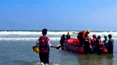 Tim Gabungan SAR melakukan pencarian remaja terseret ombak