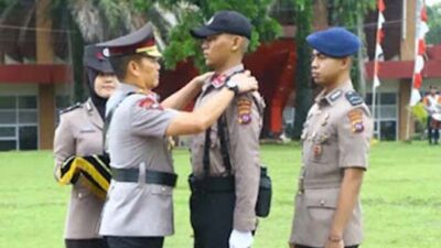 Wakapolda Sumbar, Brigjen Pol. Solihin memasangkan perlengkapan