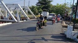 TKP kecelakaan maut antara kereta api barang dan sepeda motor