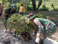 Bantu Lansia Dorong Angkong Bermuatan Rumput