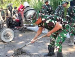 TNI dan Warga Bergotong Royong Membangun Jalan dalam Program TMMD