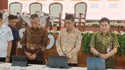 Kepala Dinas Kominfo Pariaman Yalviendri menandatangani kerja sama.