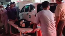 Petugas medis mengevakuasi kakak adik yang tenggelam saat mandi di pantai Kota.