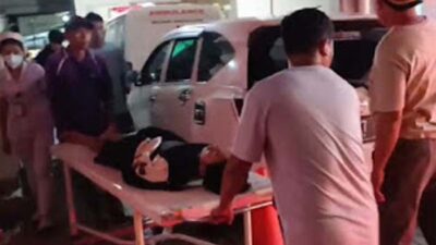 Petugas medis mengevakuasi kakak adik yang tenggelam saat mandi di pantai Kota.