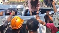 Warga membantu mengevakuasi salah satu korban tabrakan beruntun.