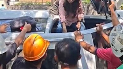 Warga membantu mengevakuasi salah satu korban tabrakan beruntun.