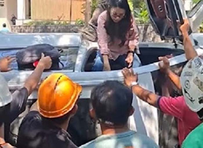 Warga membantu mengevakuasi salah satu korban tabrakan beruntun.
