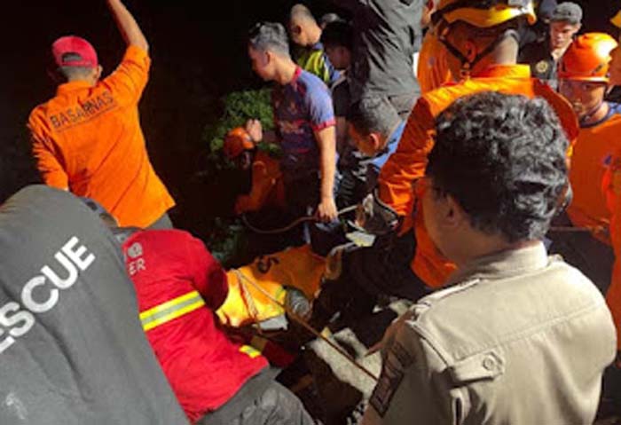 Proses evakuasi korban di Sitinjau Lauik, Kamis (2/7/2026).