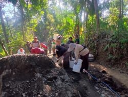 Ibu-Ibu Desa Cukil Tunjukkan Kepedulian Lewat Kerja Bakti Pengecoran Jalan