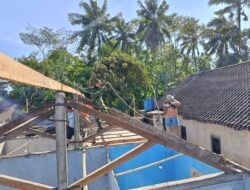 Dari Atas Atap Mereka Berjuang, Satgas TMMD Hadirkan Rumah Layak