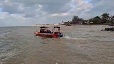 Tim SAR gabungan saat mencari 12 korban speedboat yang tenggelam.