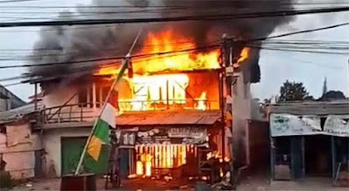 Kebakaran hebat menghanguskan ruko dua lantai