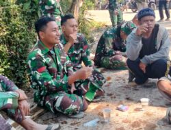 Suasana Akrab, TNI dan Warga Bercanda Ria Saat Istirahat