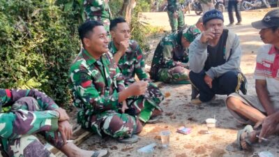 Suasana Akrab, TNI dan Warga Bercanda Ria Saat Istirahat