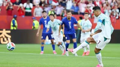 Portugal menyingkirkan Kroasia 2-1.