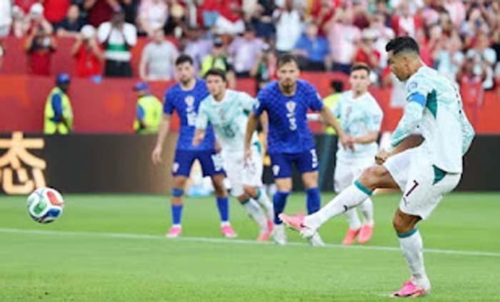Portugal menyingkirkan Kroasia 2-1.