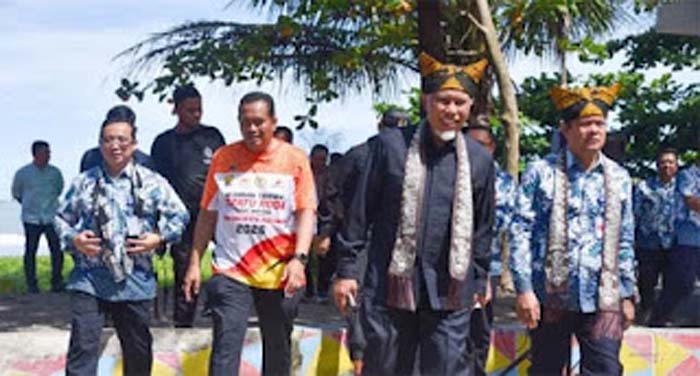 Teuku Faisal Fathani di Pantai Anas Malik, Kota Pariaman.