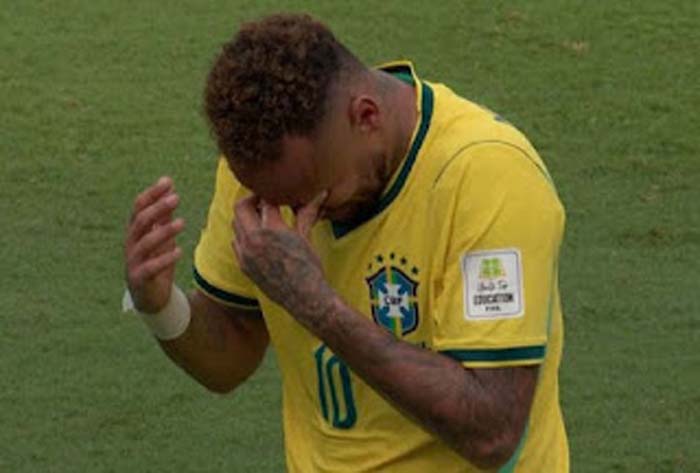 Neymar menangis.