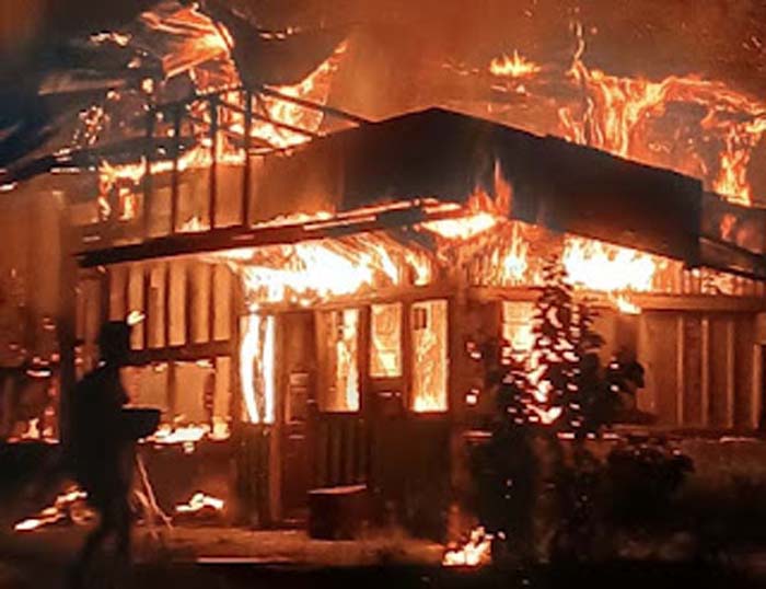 Kebakaran Dini Hari di Cupak, Dua Rumah Warga Hangus Terbakar.