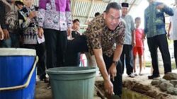 Wali Kota Pariaman, Yota Balad meletakkan batu pertama.