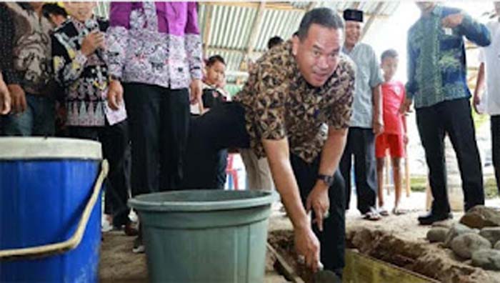 Wali Kota Pariaman, Yota Balad meletakkan batu pertama.