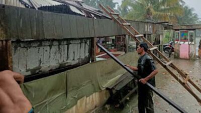 Simpang Robet Nagari Ranah Air Haji, Kecamatan Sungai Aur, Pasbar dilanda angin puting beliung.