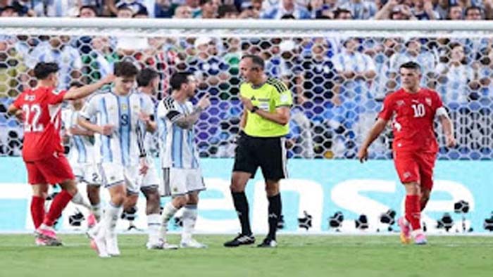 Kapten Timnas Argentina Lionel Messi berbincang dengan wasit.