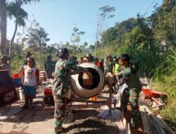 Semangat Gotong Royong TNI dan Warga Desa Cukil Ubah Jalan Rusak Jadi Harapan