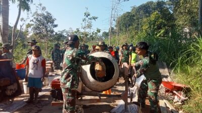 Semangat Gotong Royong TNI dan Warga Desa Cukil Ubah Jalan Rusak Jadi Harapan