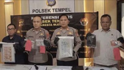 Polisi menunjukkan barang bukti printer dan uang palsu.