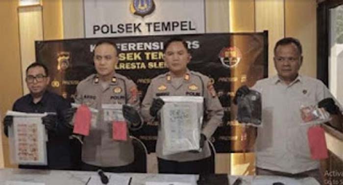 Polisi menunjukkan barang bukti printer dan uang palsu.