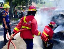 Honda Freed Terbakar di Depan McDonald’s Ahmad Yani Padang, Kerugian Capai Rp115 Juta