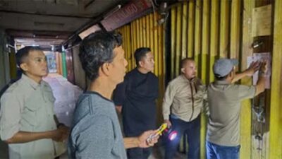 Penyegelan petak toko penunggak retribusi dan sosialisasi program penghapusan denda retribusi Pasar Raya Padang.